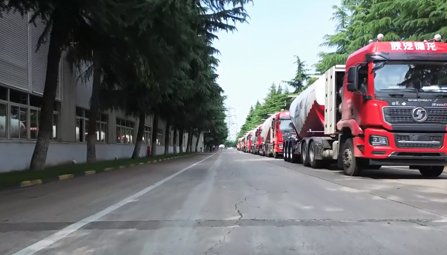 大單!100臺#粉罐半掛車 陸續(xù)發(fā)車，震撼#航拍